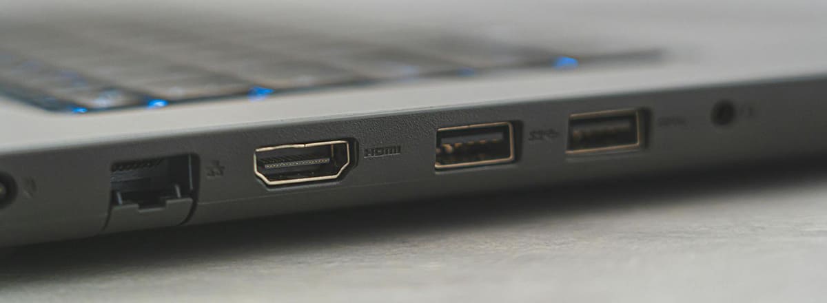 Priključci koji se nalaze na laptopu: Ethernet, HDMI, USB, Mikrofon, Slušalice