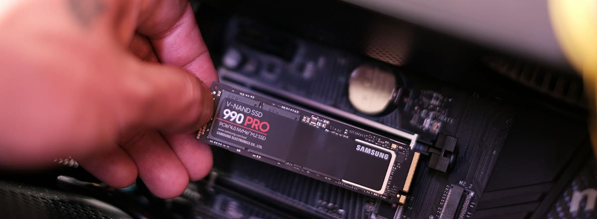 SSD memorija u ruci